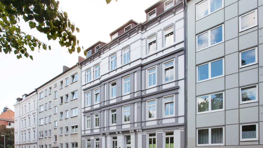 Gründerzeithaus in einer Häuserzeile mit frisch gestrichener Fassade