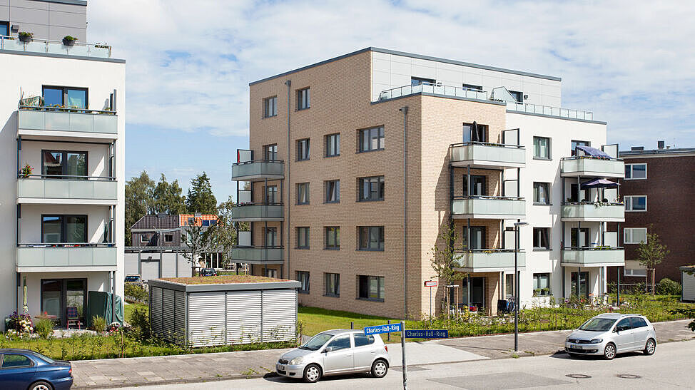 Vierstöckiges, modernes Mehrfamilienwohnhaus mit Balkonen