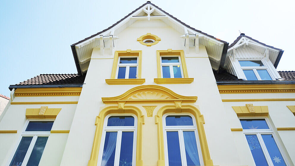 Neu gestrichene Fassade eines Gründerzeithauses