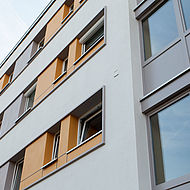 Bild einer Fassade mit Stickprofilen