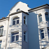 Fassadengrundierung mit 2K Epoxidhaftgrund im Haus Ahlmannstraße 1 in Kiel