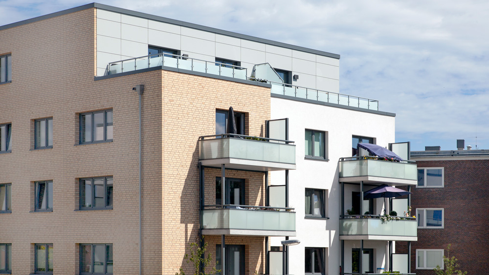 Mehrstöckiges Wohnhaus mit Balkonen und Klinkerfassade
